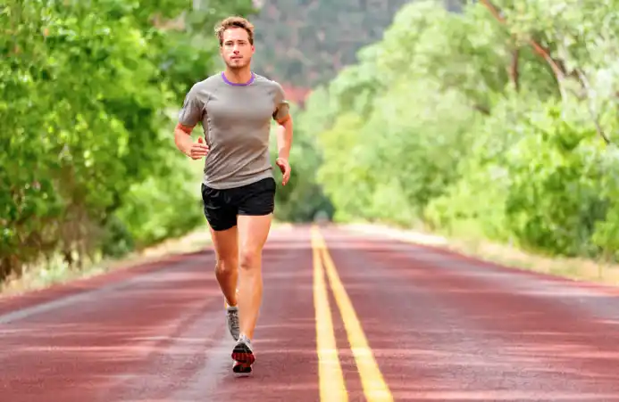 El deporte contribuye a controlar el índice de colesterol.