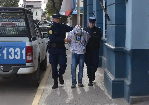 Dos hombres detenidos y buscan a un tercero por un asalto a mano armada