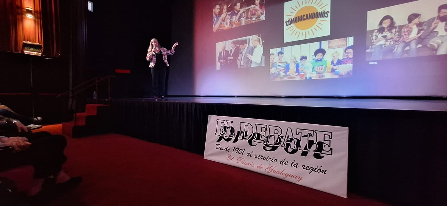 Numeroso público se dio cita en el Cine, para escuchar atentamente tips y propuestas para problemáticas diarias