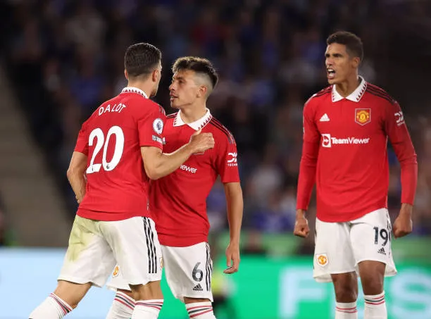 El United sumó otro triunfo, con Martínez como titular