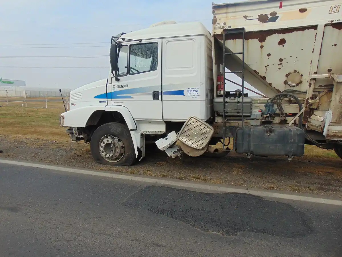 El camión sufrió leves daños en la zona lateral.