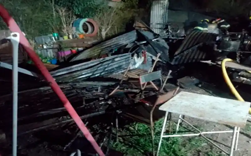 Se incendió un galpón detrás de una vivienda en Santa Lucía: no hubo lesionados