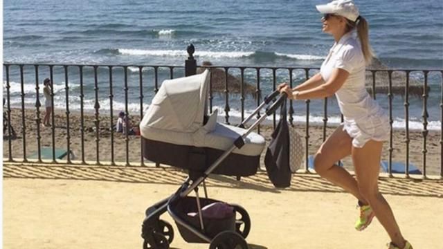 Eva Anderson y una divertida foto "entrenando" con su beba de 2 meses
