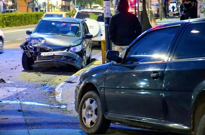 Fuerte choque entre dos autos en Avenida Pellegrini y Buenos Aires