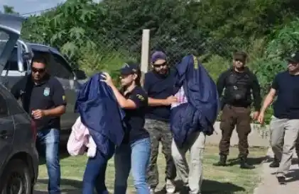 También demoraron a otras seis personas.