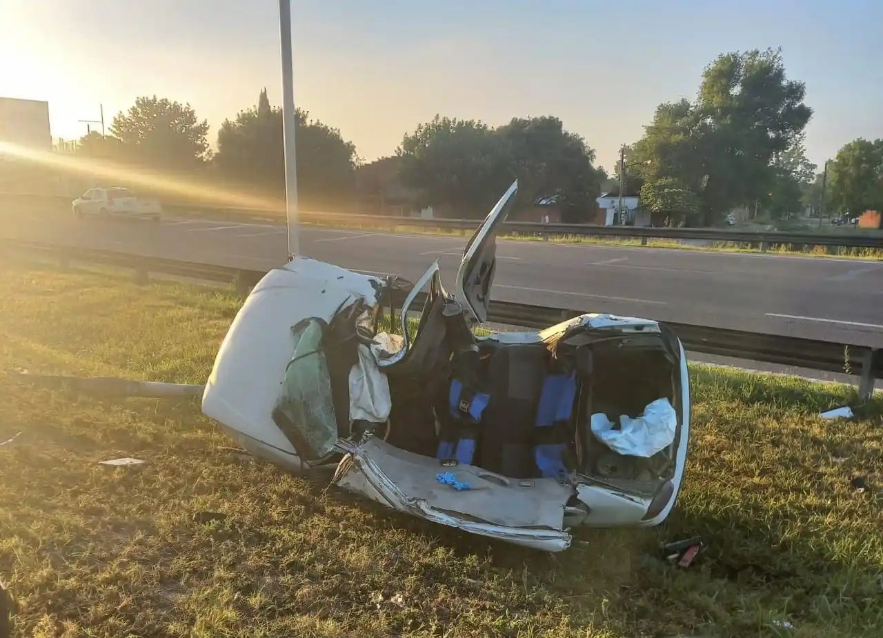 Tremendo accidente en Campana: Un auto volcó y volteó una columna de alumbrado