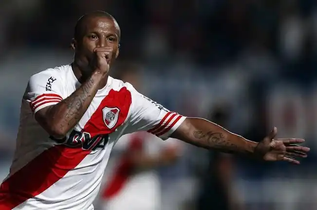 Carlos Sánchez, el volante extranjero más goleador de River 