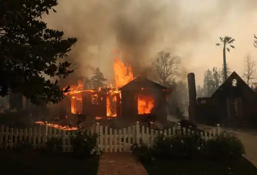 ARDE LOS ÁNGELES: Celebridades huyen de los incendios y Hollywood cancela eventos