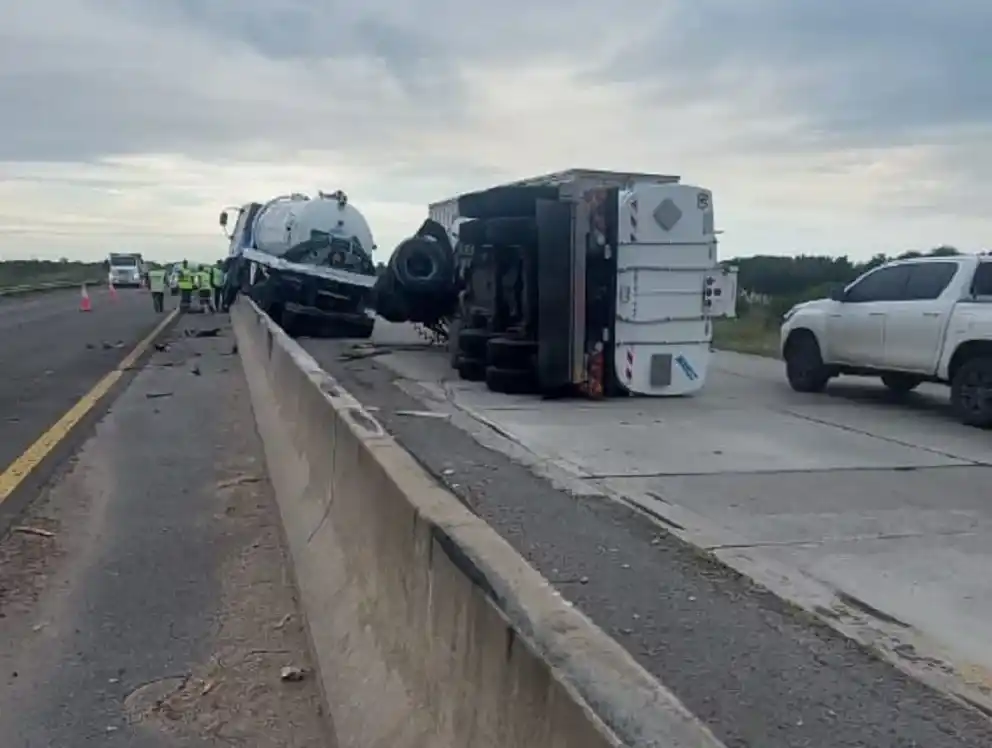 Vuelco de un camión en la Ruta 14: tránsito asistido cerca de Gualeguaychú