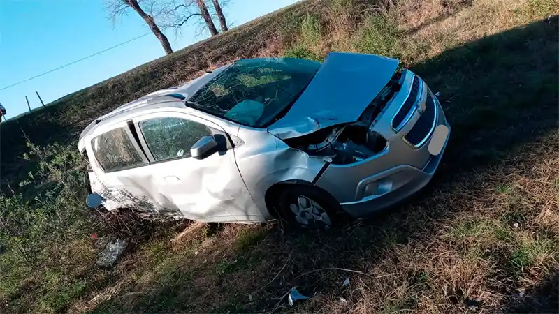Dijo que se encandiló con el sol, volcó su auto y terminó en una banquina
