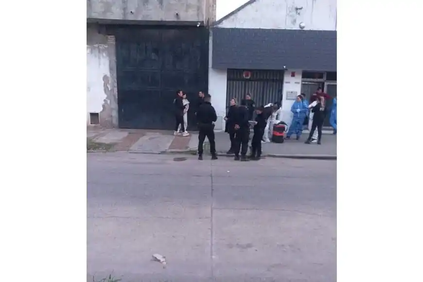 Confusa situación en un galpón "abandonado" en Santa Fe: hallaron un hombre sin vida