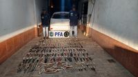 Allanamiento en Tandil: la Policía incautó armas blancas y piezas de animales en peligro de extinción