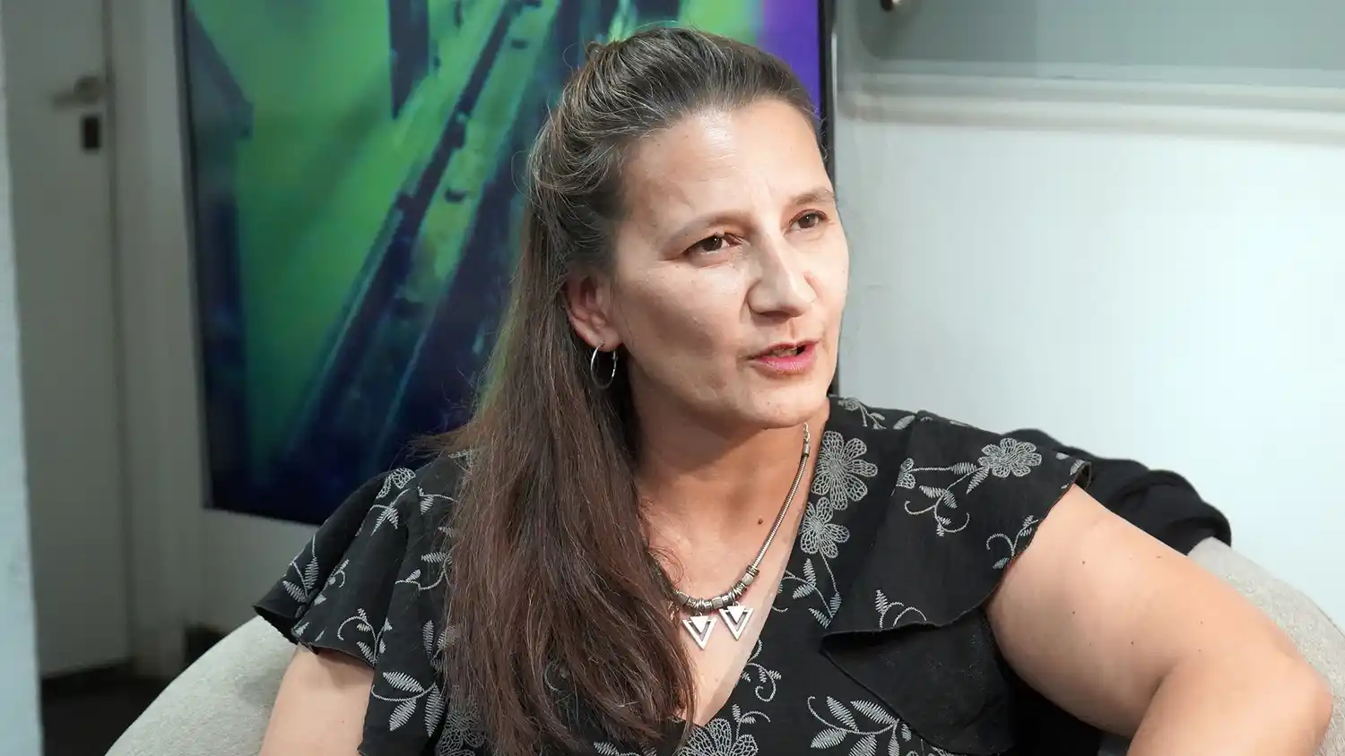 Disfruta. Ana Clara Galarza de su trabajo en la Biblioteca Popular de Quequén