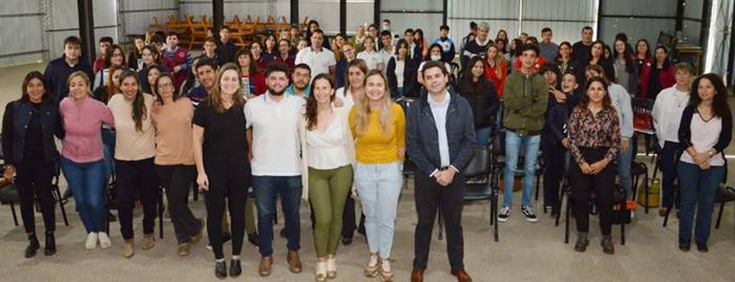 Juventud y el CGE impulsan políticas para apoyar proyectos de centros de estudiantes de escuelas secundarias