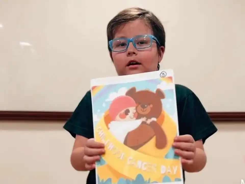 Eloy junto a la ilustración elegida.