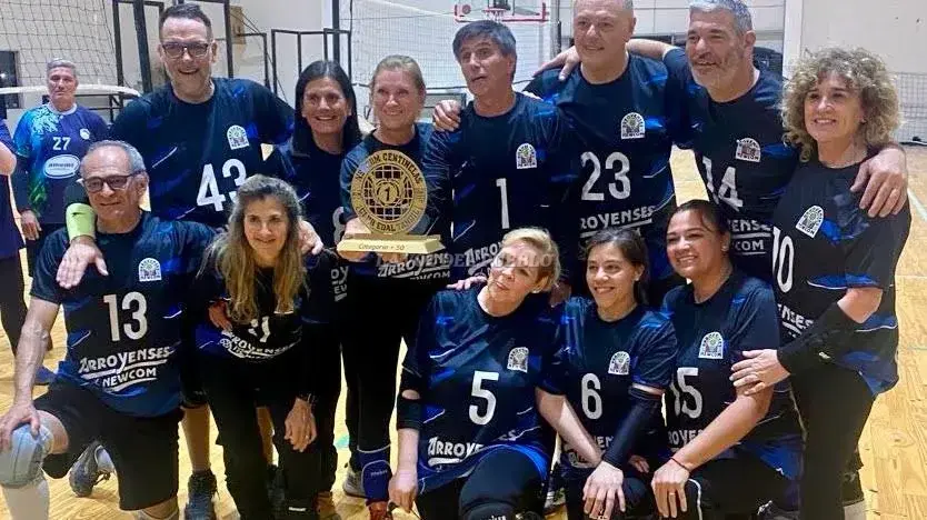 El equipo de Newcom Arroyenses celebra tras consagrarse campeón en el torneo disputado en Tandil. Un trofeo que simboliza su gran esfuerzo y desempeño