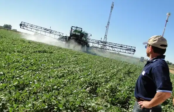 Agroquímicos: Para el titular de Ambiente no hay que prohibirlos sino controlarlos