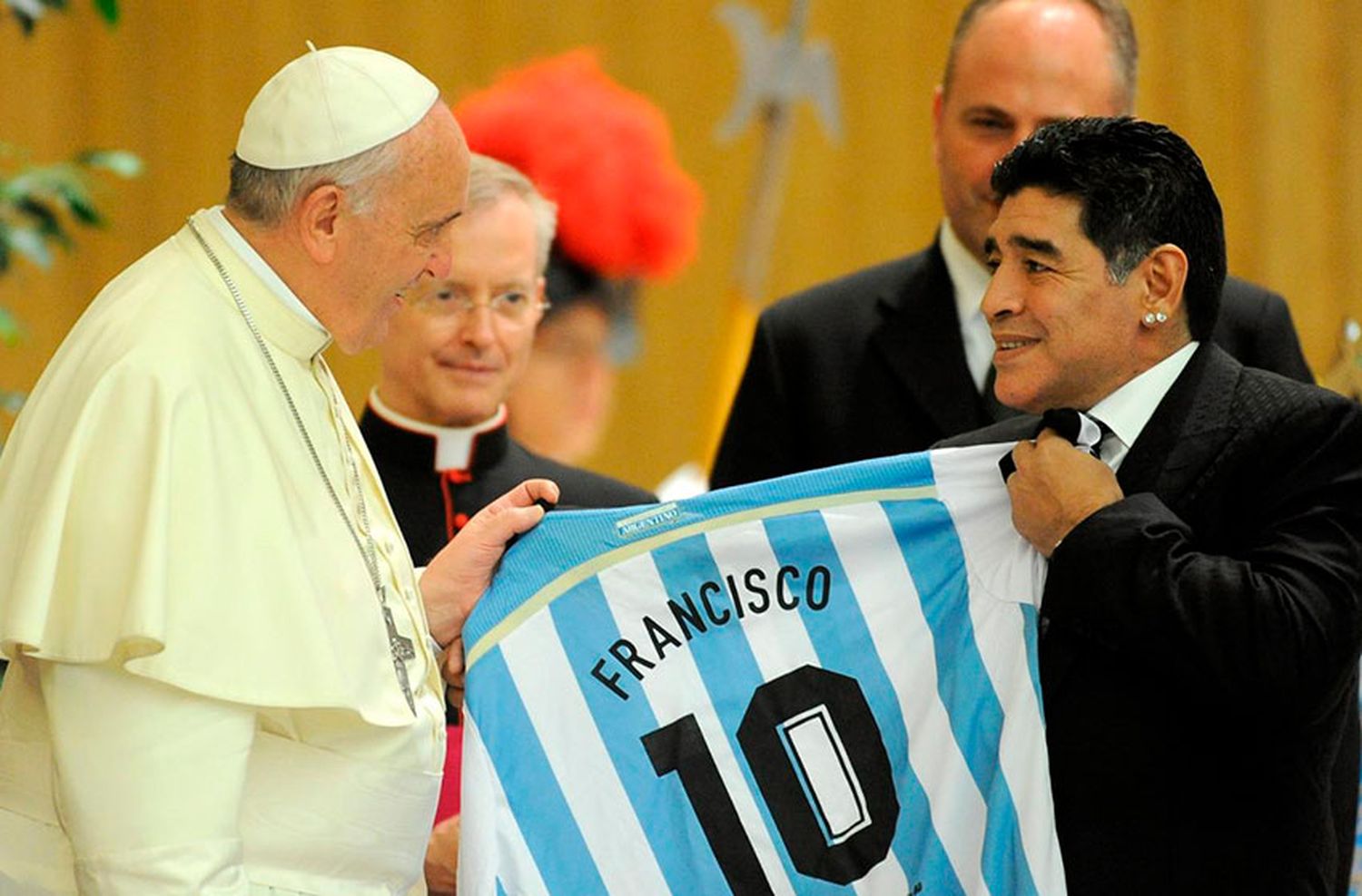 Para el Papa, Pelé es mejor que Maradona y Messi