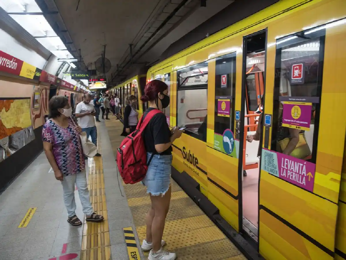  Un estudio sostiene que una  de cada tres personas de clase  media en realidad es pobre