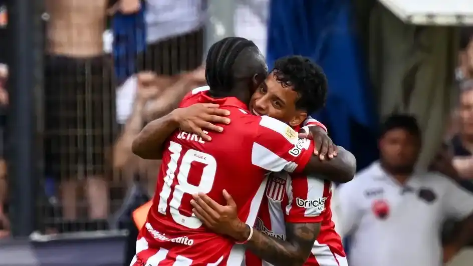 Cetré y Tiago Palacios festejan el gol de Estudiantes, el único del encuentro.