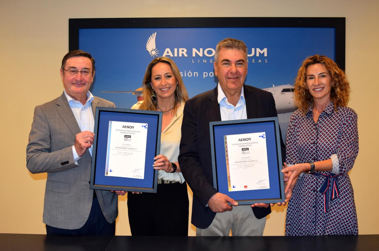De izquierda a derecha: Salvador Ibáñez, director de AENOR en Baleares, Comunidad Valenciana y Murcia; Marta Aparicio, directora de Cumplimiento Normativo de Air Nostrum; Carlos Bertomeu, Presidente de Air Nostrum; y Carmen Vico, Responsable de Desarrollo de Negocio de AENOR.