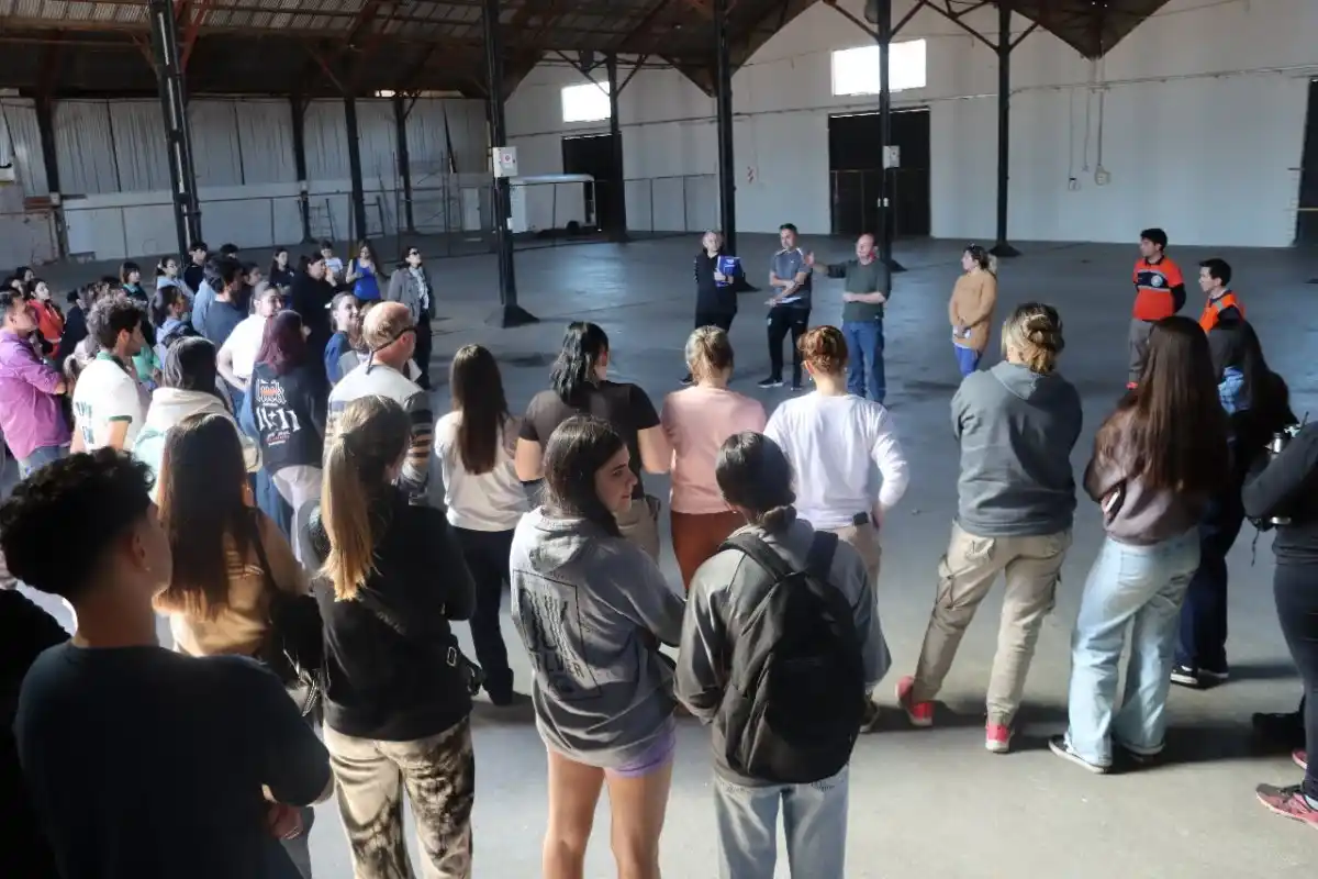 Carrozas: los estudiantes ingresaron a los Galpones del Puerto