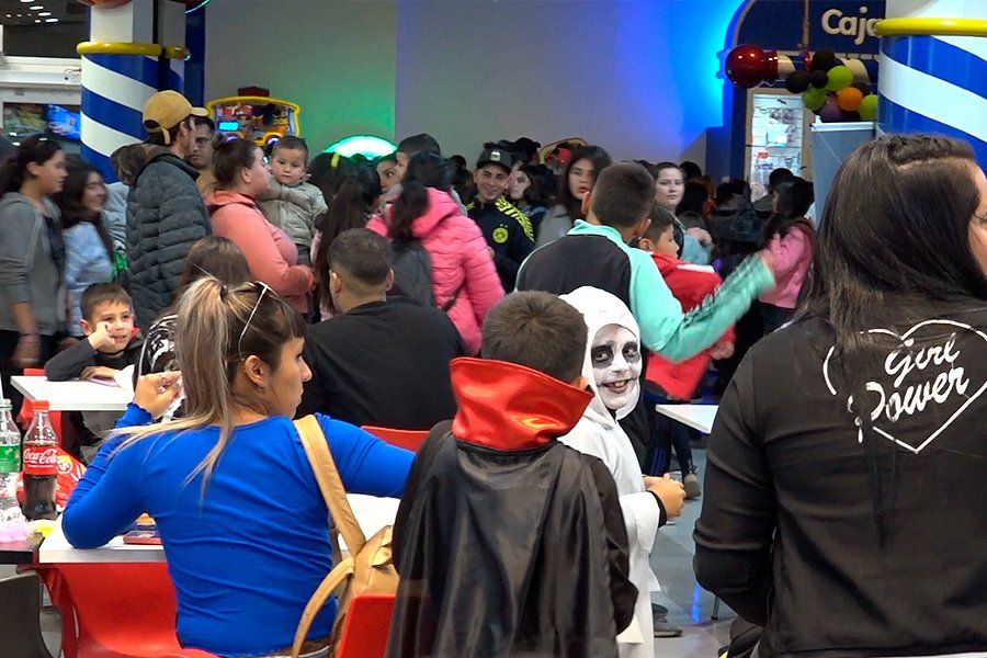Para Halloween, el paseo del Hiper se llenó de terror: “No pensamos que iba a explotar así”