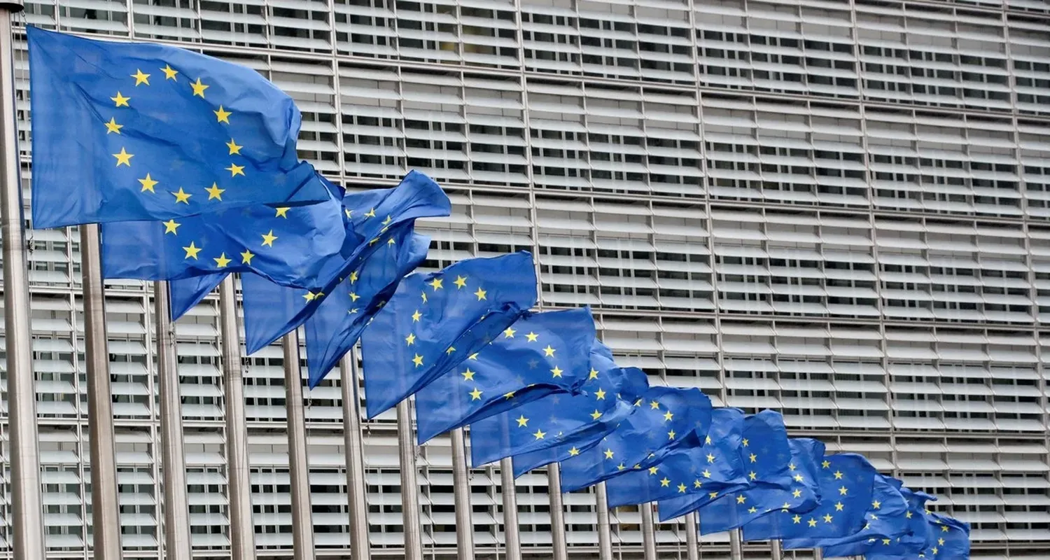 Banderas de la Unión Europea ondean frente a la sede de su Comisión en Bruselas, Bélgica. Crédito: Yves Herman/Reuters