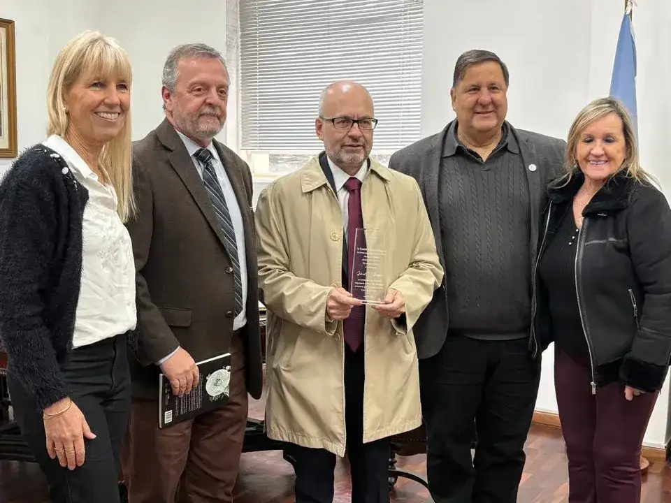 El médico tandilense Gabriel Gondolesi fue distinguido como Graduado Ilustre por la Facultad de Ciencias Médicas de la Universidad Nacional de La Plata. Durante el acto brindó la conferencia "Todo empieza acá: la facultad como punto de partida de una carrera sin fronteras". Recientemente fue elegido presidente de The Transplantation Society (TTS), la principal organización mundial dedicada al trasplante de órganos y tejidos, consolidando una destacada trayectoria internacional.