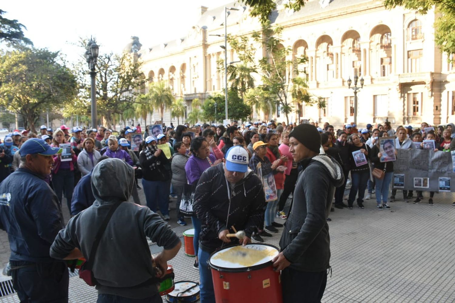 Manifestación frente a los Tribunales santafesinos de familiares y allegados de Mónica Aquino