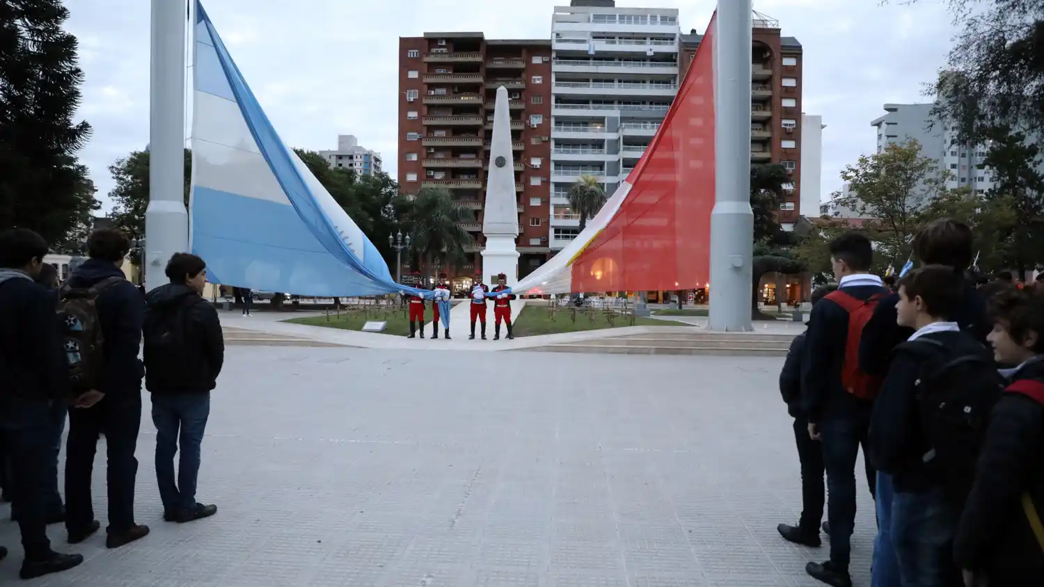 Alumnos participaron del izamiento de las banderas en plaza “25 de Mayo”
