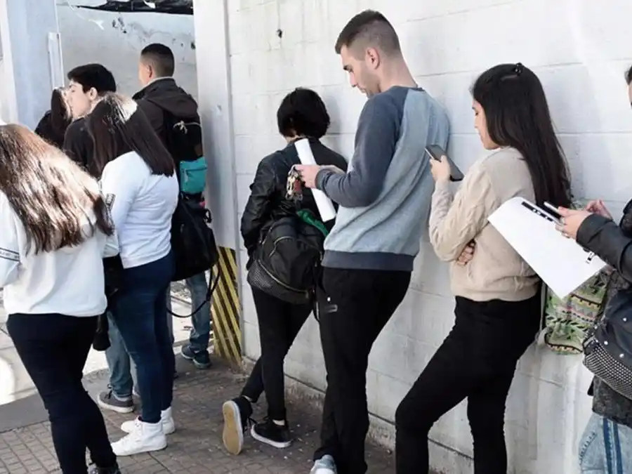 La desocupación trepó al 7,5% al cierre de 2025 y afectó a más de un millón de personas