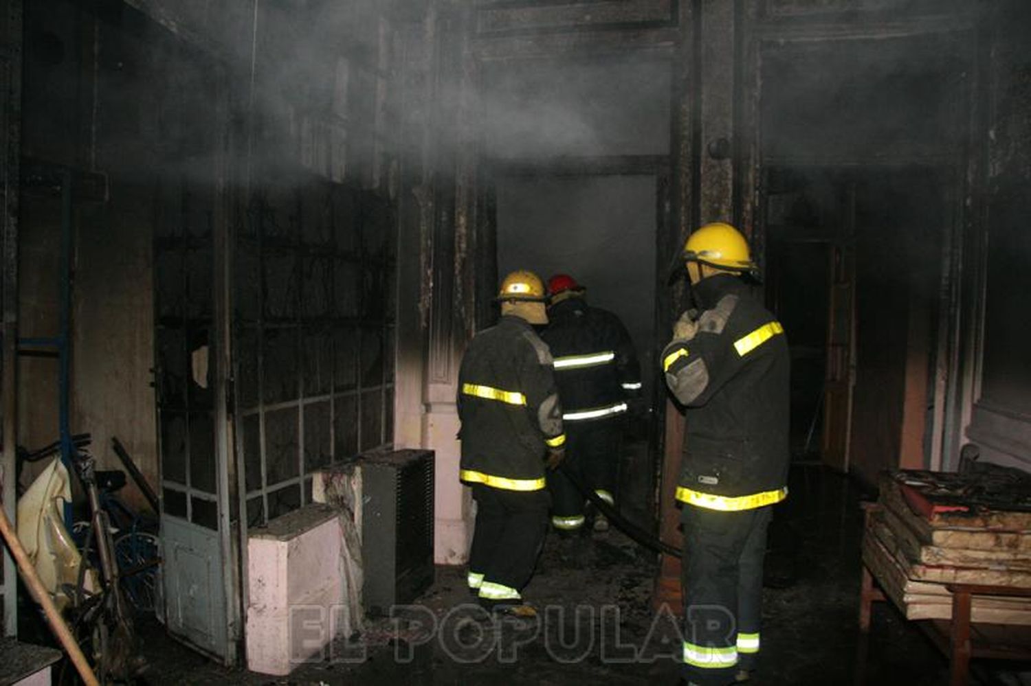 Elecciones 2013: Incendiaron el comité de la UCR en Olavarría