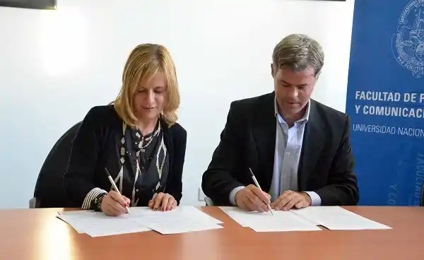 Piaggio firmó el acuerdo con la Universidad por la carrera de periodismo deportivo