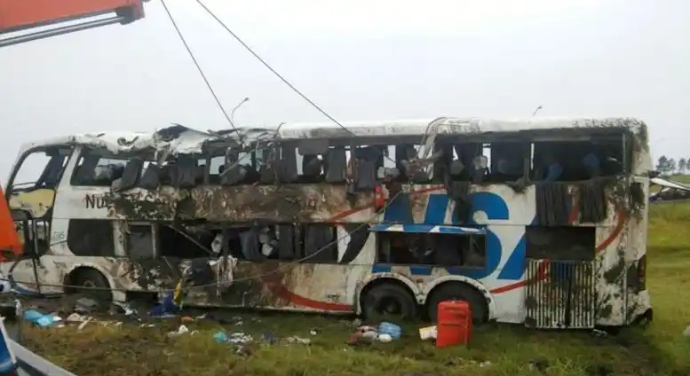 Un colectivo volcó en la Autovía 14: hay cinco muertos y 50 heridos
