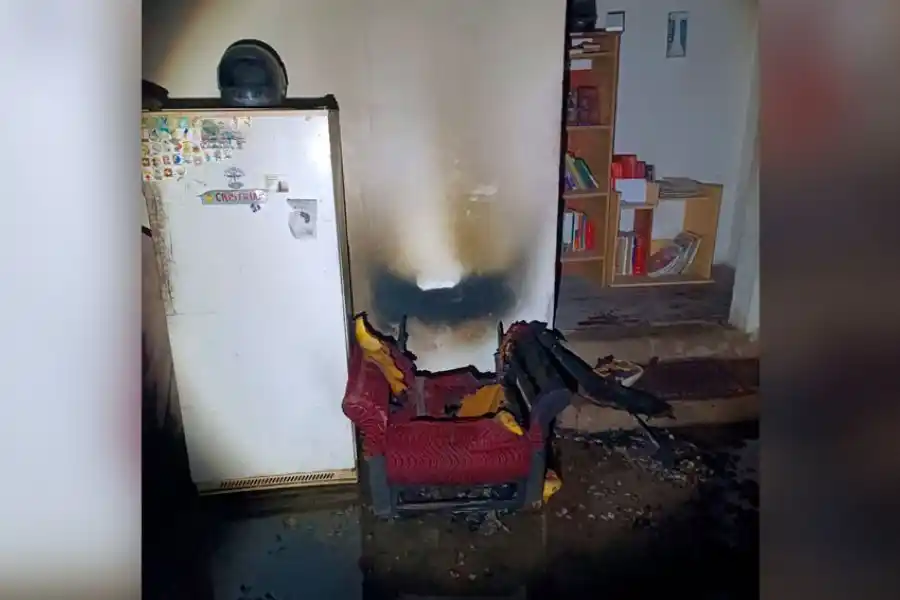 Se durmió en el sillón con el cigarrillo prendido y terminó internado con graves quemaduras