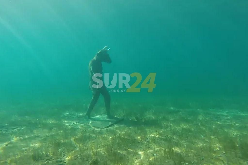 Video: sorprendente hallazgo de la escultura de un minotauro en el fondo de un lago en Neuquén 