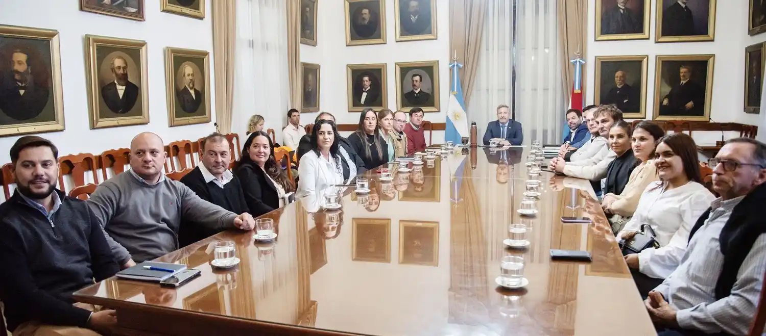 El gobierno provincial fortalece la gestión de las 22 nuevas comunas con una agenda de trabajo conjunta