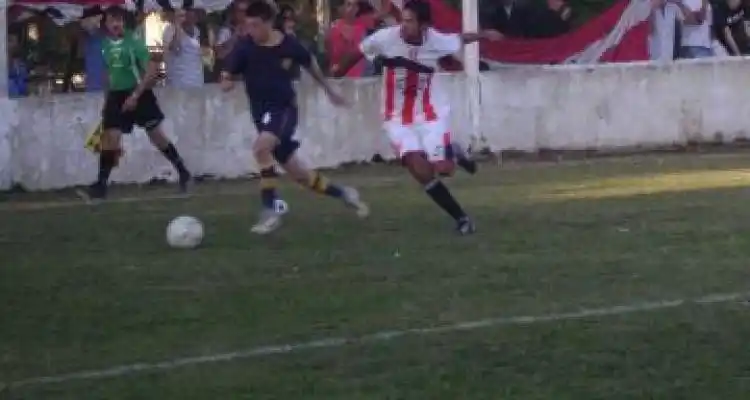 Mitre goleó y se escapa