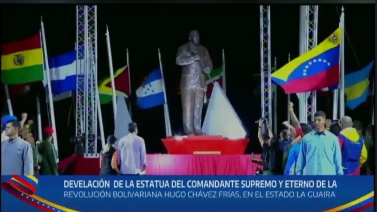 Maduro develó NUEVA ESTATUA DE CHÁVEZ en La Guaira, sustituye la derrumbada tras las protestas
