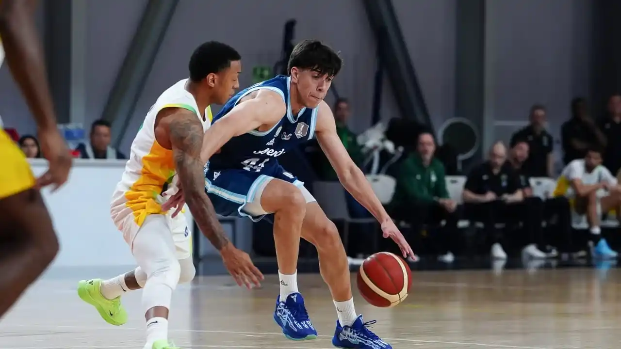 Alex Negrete picando el balón. (Foto: CABB)