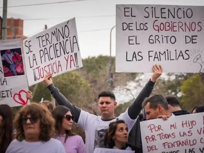 Familiares de víctimas del fentanilo contaminado se movilizarán en el Monumento a la Bandera.