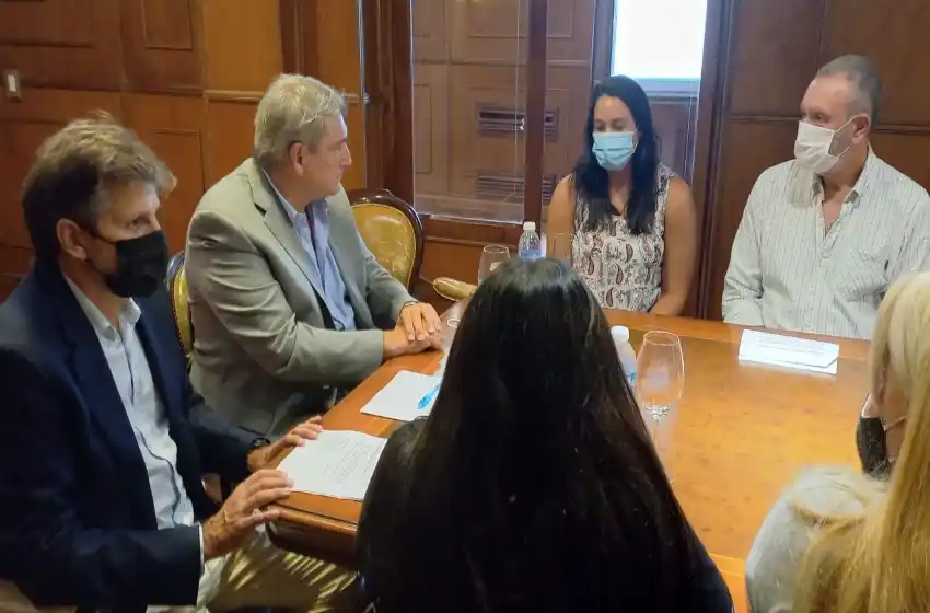 El Ministro de Transporte garantizó el pase estudiantil gratuito en los colectivos interurbanos