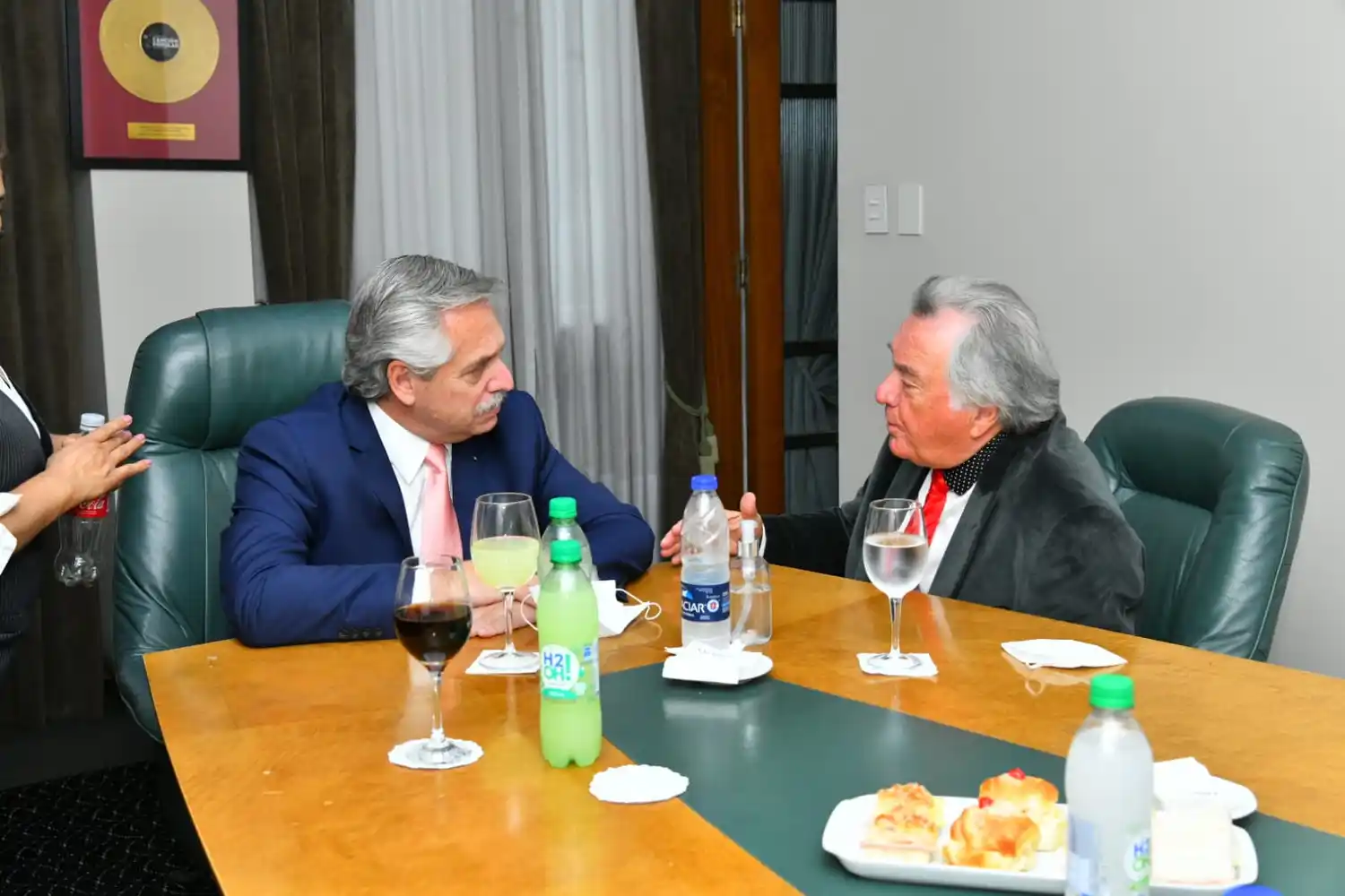 Se firmó en la sede de UTHGRA el convenio que permitirá reconvertir programas sociales en empleo formal