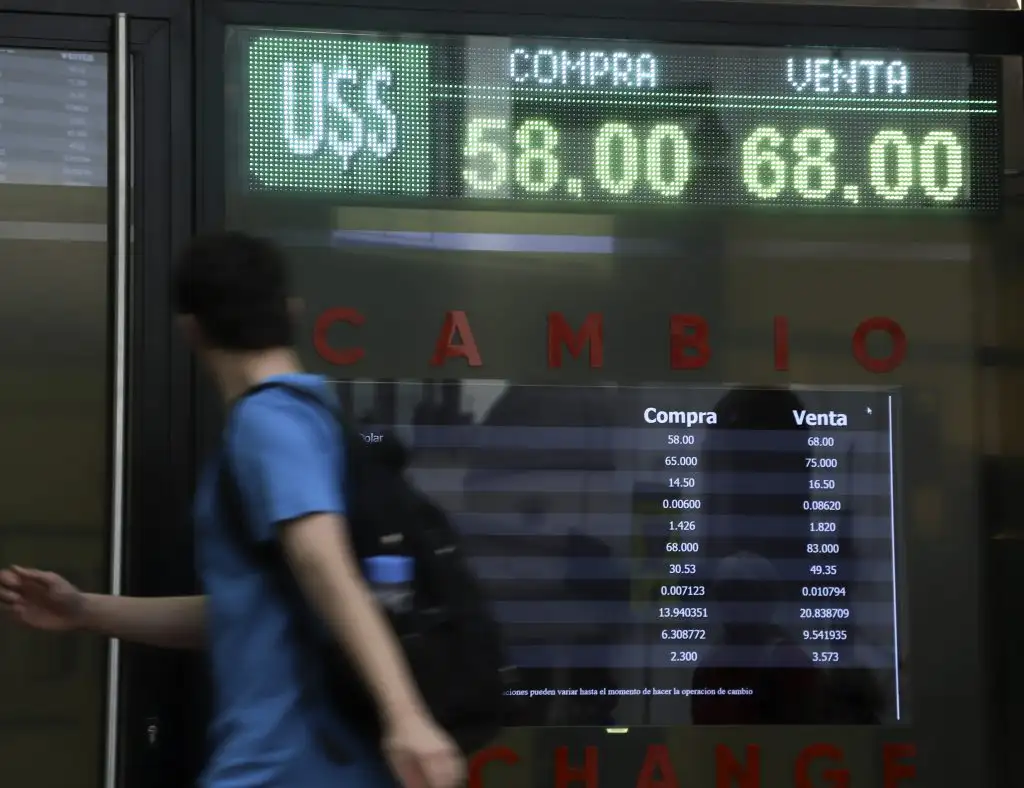 El dólar bajó 1,55 pesos y cerró en 63,45 tras las nuevas restricciones cambiarias