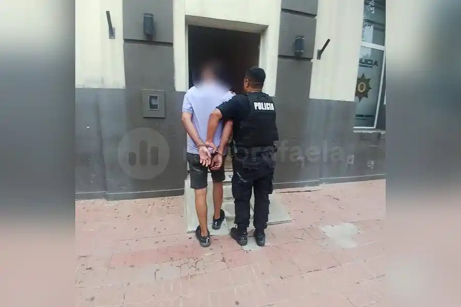 Le tiró un ladrillo a un hombre, lo amenazó frente a los efectivos y terminó en comisaría