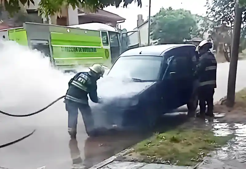 Incendio por desperfecto en un utilitario estacionado en 83 al 1100