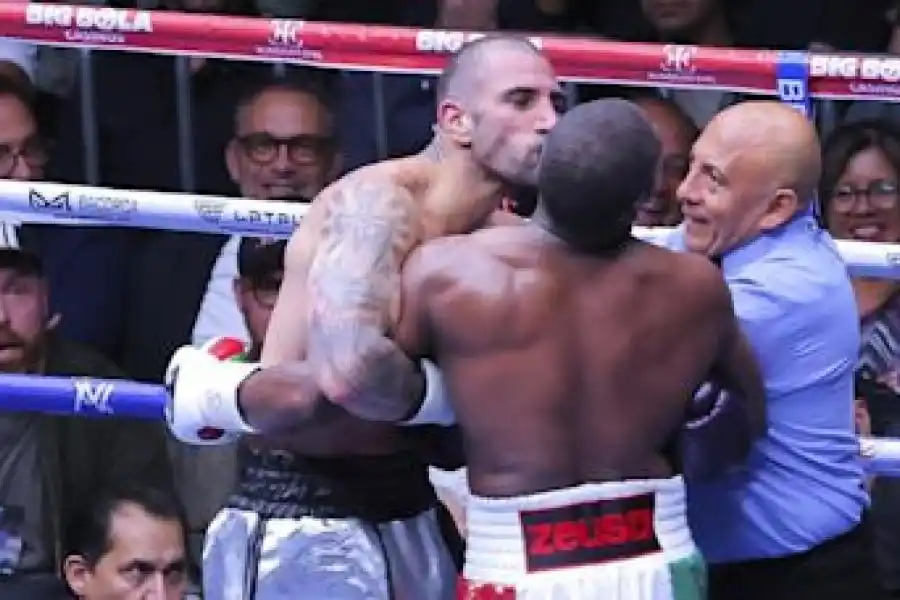 Floyd Mayweather Jr. se impone a John Goti III en un triste combate en  México