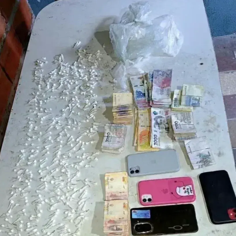 Detuvieron a cinco menores y a un joven de 20 años con 560 dosis de cocaína y $1,6 millón