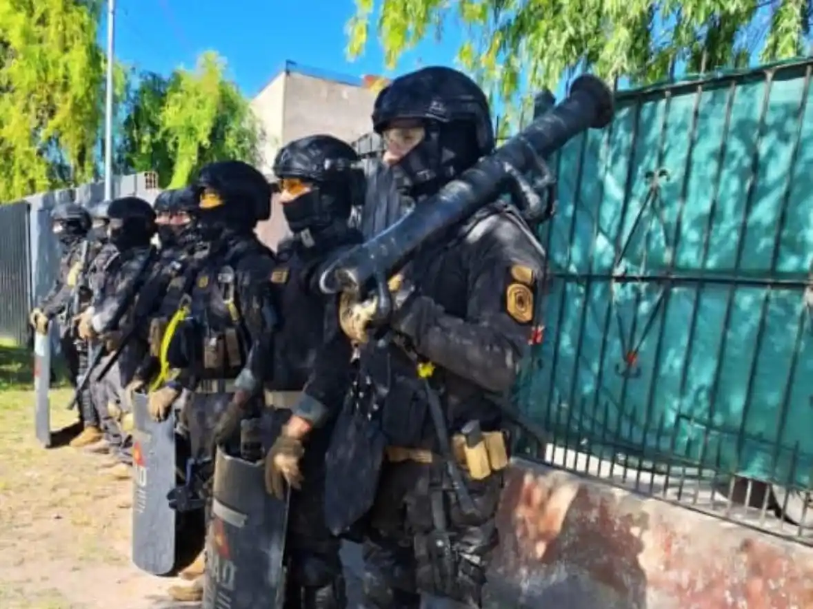 Personal policial realizó un allanamiento y detuvo a una mujer de 33 años implicada en el caso.